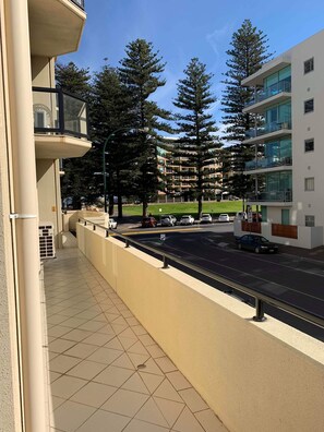 4 Star Colley 2 Bedroom | Balcony view - Glenelg Holiday Corporate Accommodation (Glenelg South)