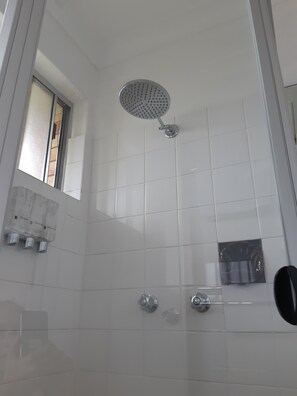 Standaard kamer, 1 queensize bed | Een strijkplank/strijkijzer, gratis wifi, beddengoed