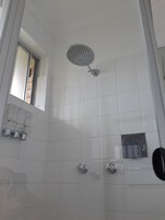 Tabla de planchar con plancha, wifi gratis y ropa de cama 