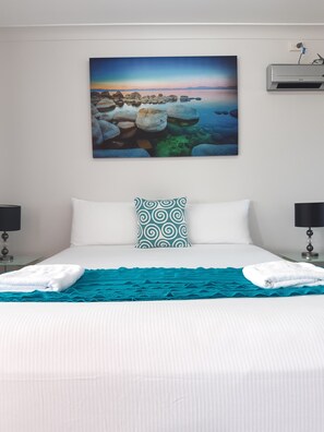 Habitación estándar, 1 cama de matrimonio | Tabla de planchar con plancha, wifi gratis, ropa de cama