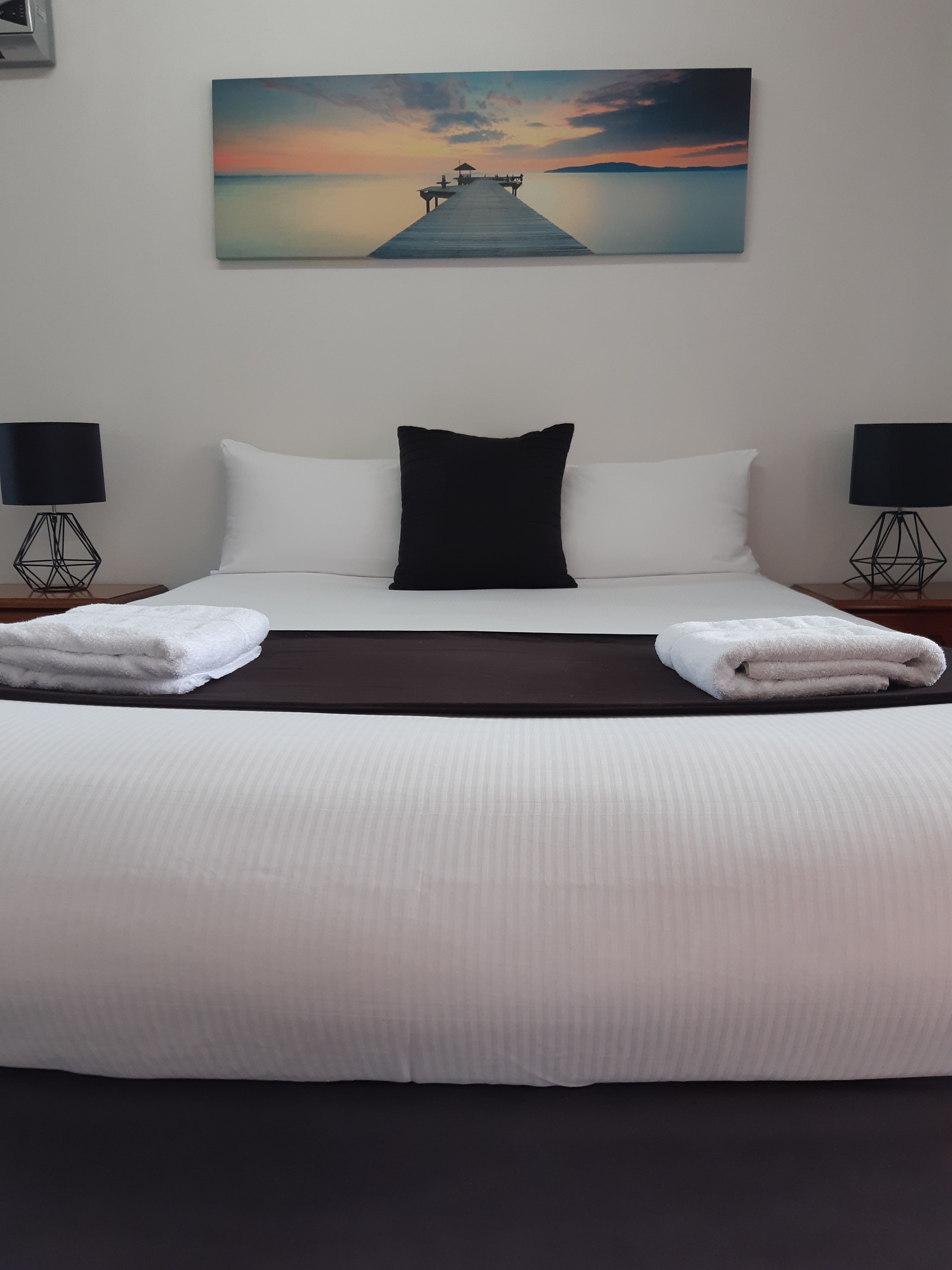 Standard Room, 1 Queen Bed | Iron/ironing board, free WiFi, bed sheets