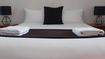 Standard Room, 1 Queen Bed | Iron/ironing board, free WiFi, bed sheets