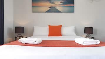 Habitación estándar, 1 cama Queen size | Tabla de planchar con plancha, wifi gratis y ropa de cama