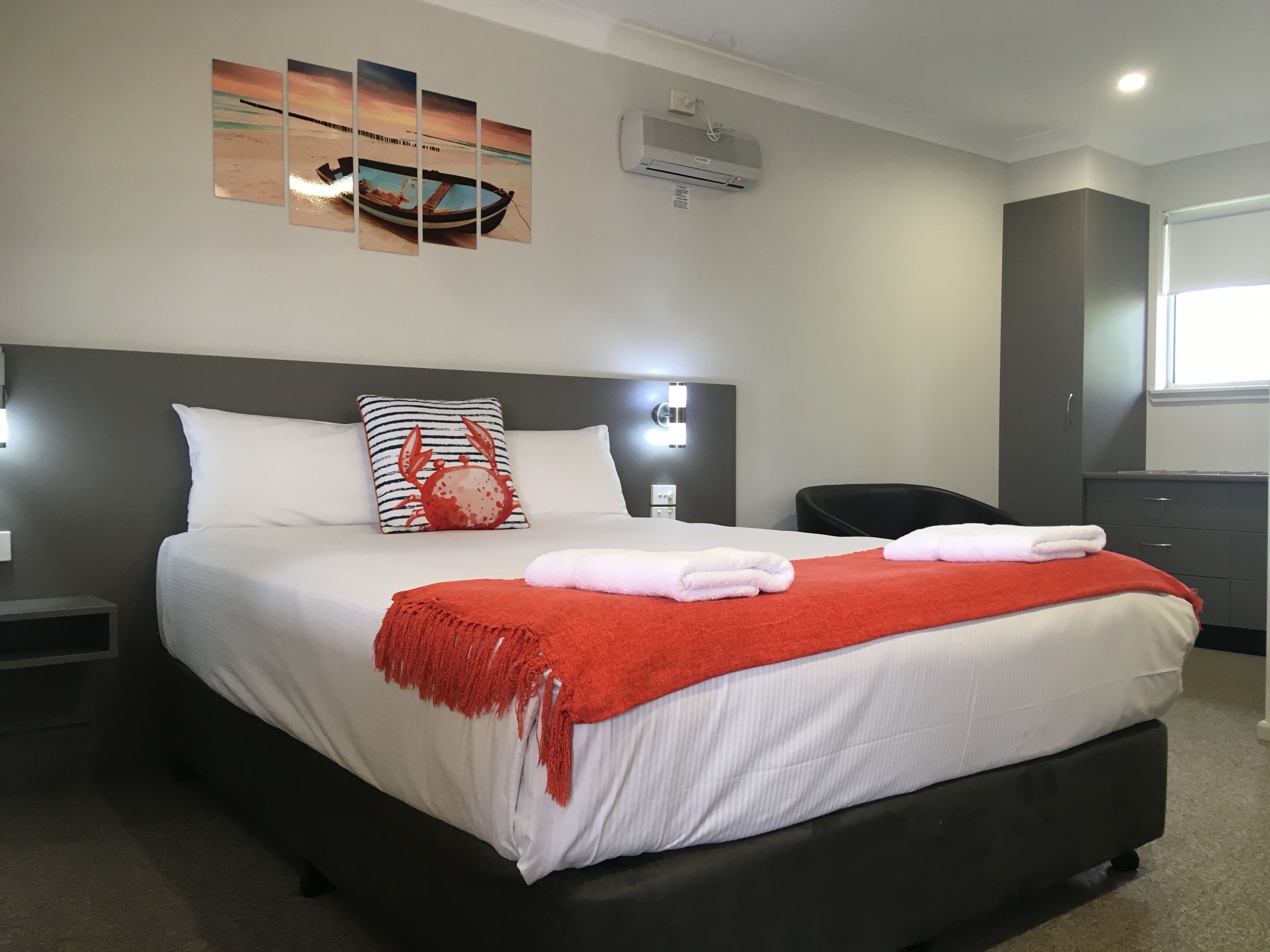 Iron/ironing board, free WiFi, bed sheets