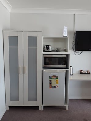 Deluxe Room, 1 Queen Bed | Iron/ironing board, free WiFi, bed sheets