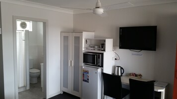 Refrigerador, microondas, cafetera/tetera, utensilios de cocina