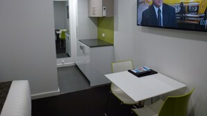 Kamar Deluks | Seprai premium, bantalan ekstra lembut, dan setrika/meja setrika