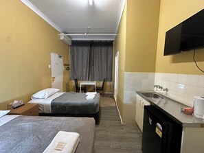 Een bureau, een strijkplank/strijkijzer, gratis wifi, beddengoed