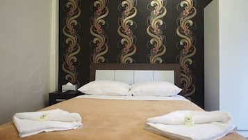 Quarto casal, banheiro compartilhado (Double ShareBathroom) | Escrivaninha, ferros/tábuas de passar roupa, Wi-Fi de cortesia