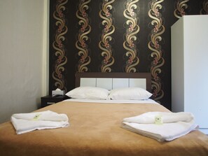 Double Room with Shared Bathroom | Desk, iron/ironing board, free WiFi, bed sheets