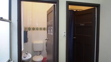 Secador de cabelo (mediante solicitação), toalhas de banho