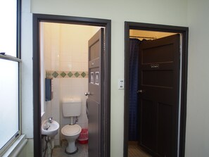 Een haardroger, handdoeken