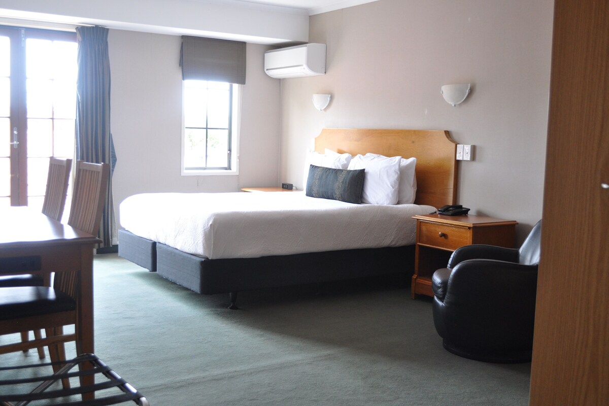 Iron/ironing board, WiFi (free), bed sheets