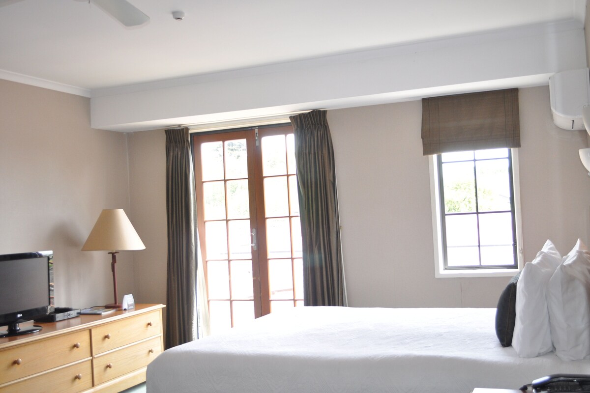 Iron/ironing board, WiFi (free), bed sheets