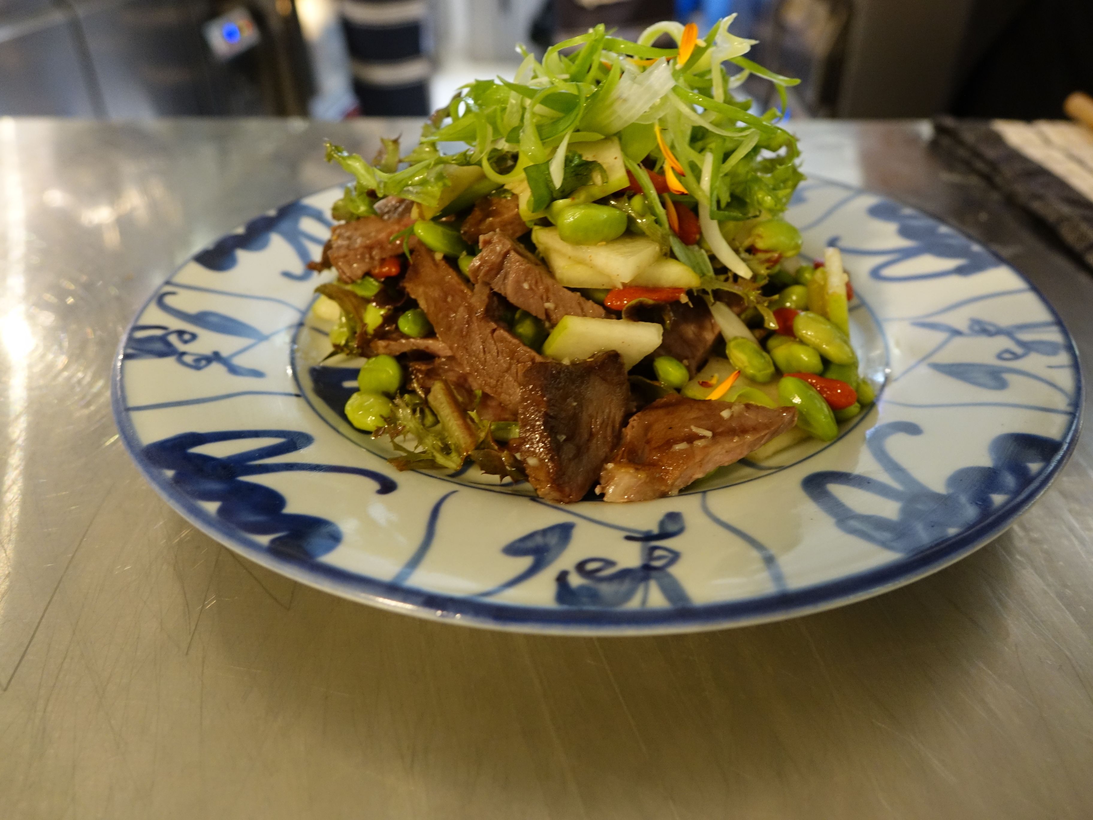 Een bord eten met diverse ingrediënten.