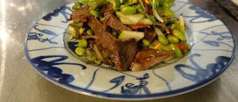 Un plato de comida con varios ingredientes.