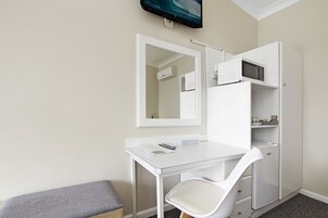 Tabla de planchar con plancha, cunas, wifi gratis y ropa de cama 