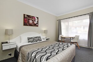 Habitación estándar, para no fumadores, hidromasaje (Double Spa suite) | Tabla de planchar con plancha, cunas, wifi gratis y ropa de cama 