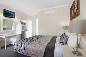 Quarto standard, para não fumantes, banheira de hidromassagem (Double Spa suite) | Ferros/tábuas de passar roupa, berços (sobretaxa), Wi-Fi de cortesia