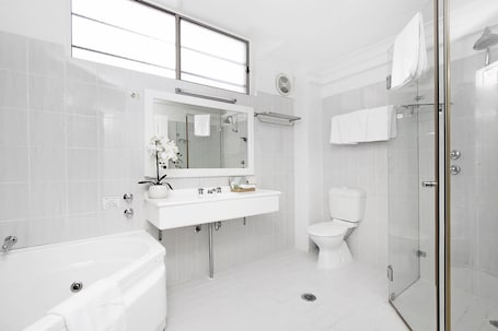 Standard Room, Non Smoking, Jetted Tub (Double Spa suite) | Jetted bathtub. Engadine Motor Inn