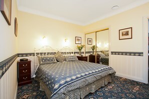 1 bedroom, Egyptian cotton sheets, premium bedding, down duvets