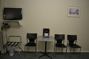 Habitación con 2 camas individuales | Escritorio, tabla de planchar con plancha y cunas gratuitas 