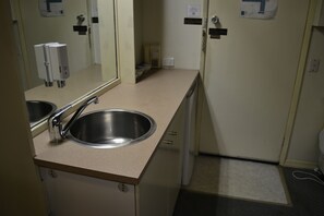 Chambre Familiale | Coin cuisine privé | Réfrigérateur, micro-ondes, cafetière/bouilloire, bouilloire électrique