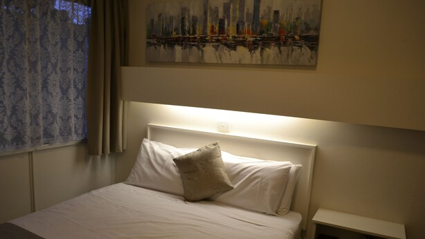 Queen Room - Pet Friendly | Desk, iron/ironing board, free cots/infant beds, free WiFi - Corio Bay Motel (Corio)