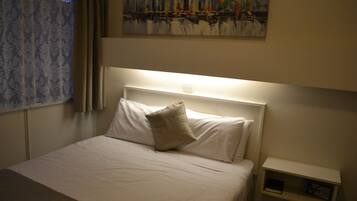 Chambre Standard, 1 grand lit | Bureau, fer et planche à repasser, lits bébé (gratuits), Wi-Fi gratuit