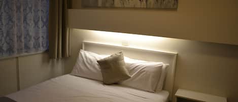 Chambre Standard, 1 grand lit | Bureau, fer et planche à repasser, lit de bébé (gratuit)