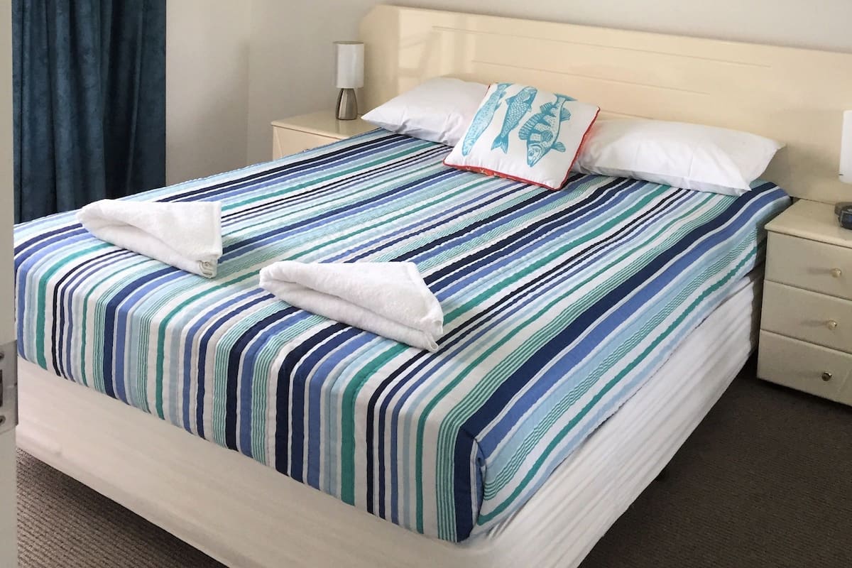 Iron/ironing board, rollaway beds, WiFi, bed sheets