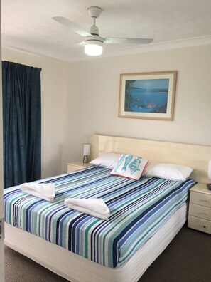 Iron/ironing board, rollaway beds, WiFi, bed sheets - Pelican Cove (Biggera Waters)
