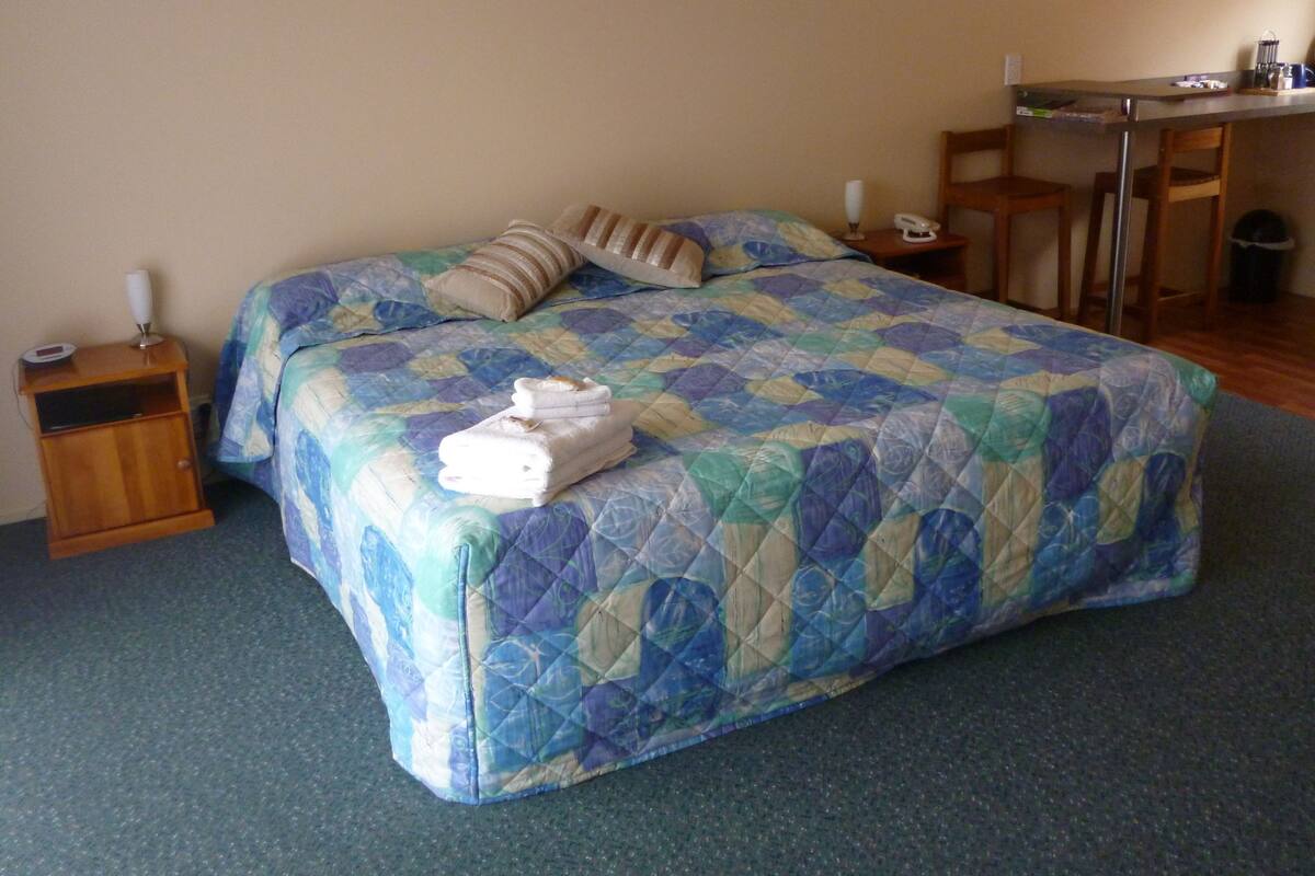 Standard Studio, Non Smoking, Kitchenette (Super King Studio Unit 3) | Premium bedding, pillow-top beds, soundproofing, free rollaway beds