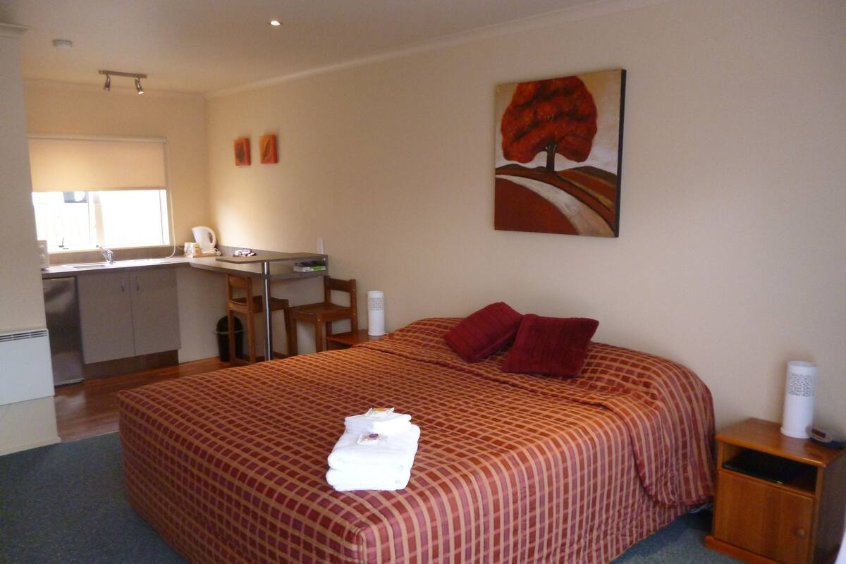 Standard Studio, Non Smoking, Kitchenette (Queen Studio Unit) | Premium bedding, pillow-top beds, soundproofing, free rollaway beds