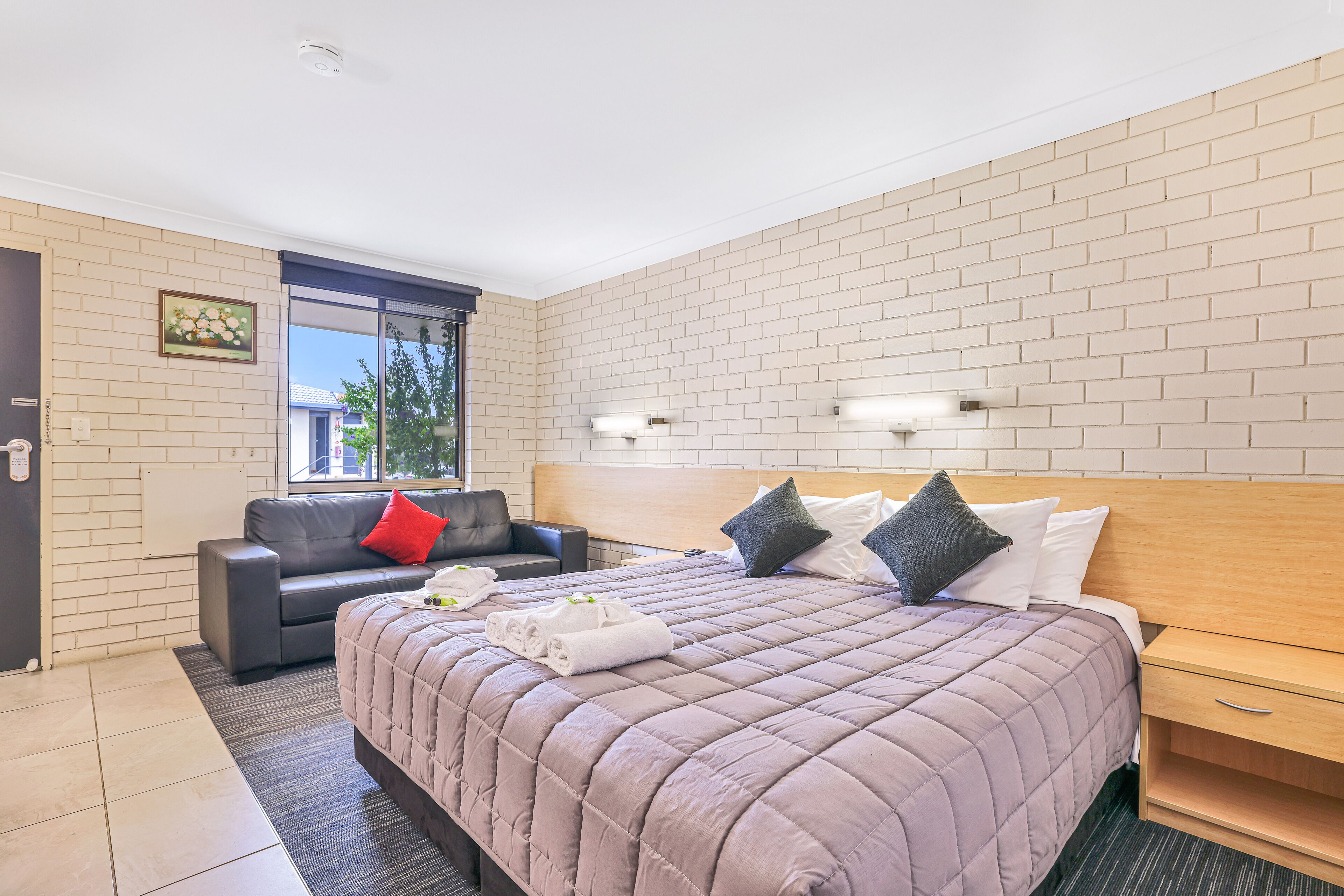 Executive Room, Non Smoking, Kitchenette (Executive King) | Iron/ironing board, free WiFi, bed sheets