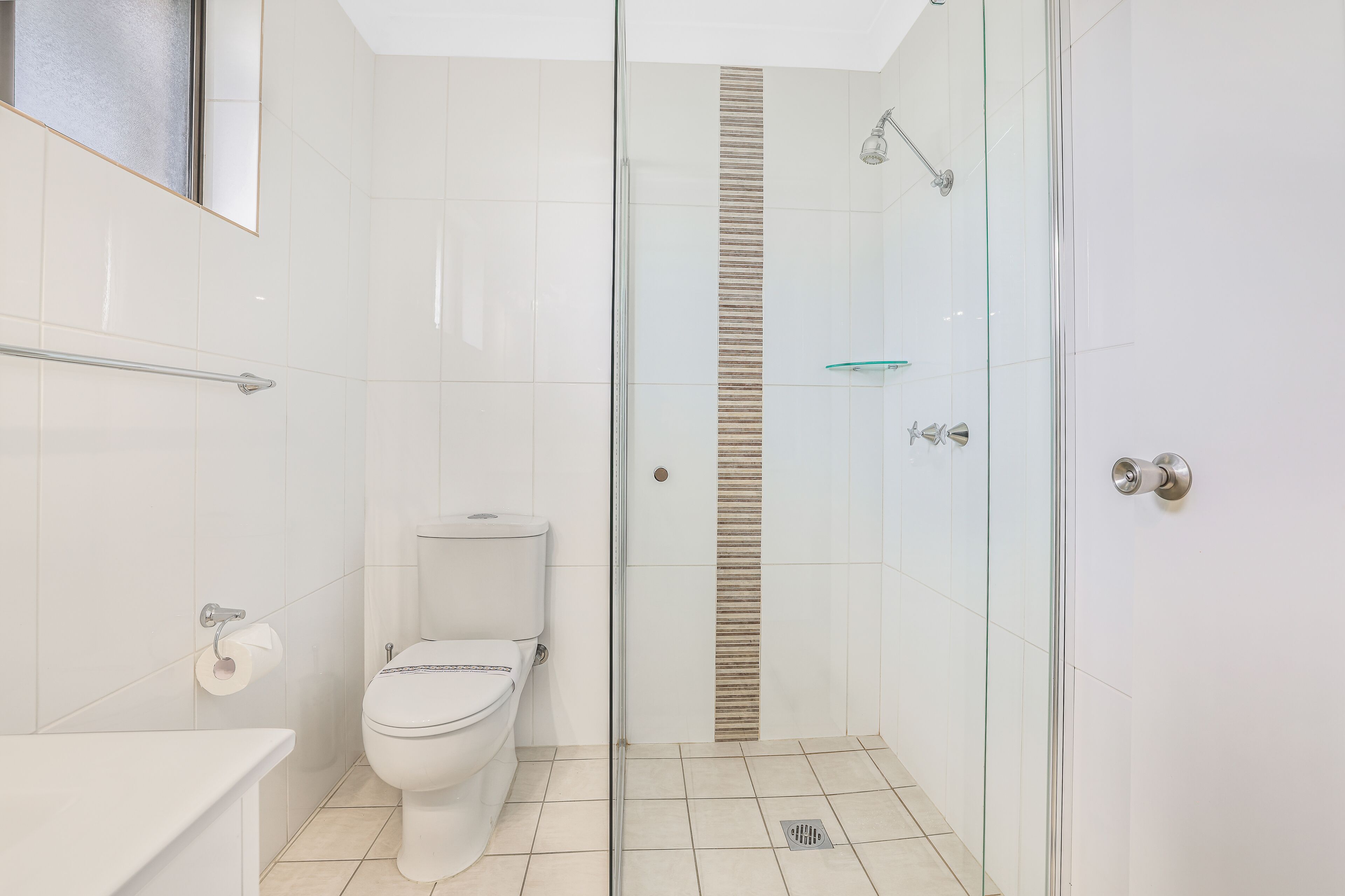 Deluxe Queen Room | Bathroom | Shower, free toiletries, hair dryer, towels