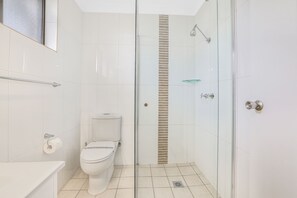 Habitación estándar, para no fumadores, cocineta (Standard Queen Room) | Baño | Regadera, amenidades de baño gratuitas, secadora de cabello, toallas 
