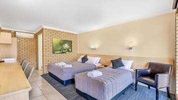 Habitación estándar, para no fumadores, cocineta (Queen + Single Room) | 1 habitación, tabla de planchar con plancha, wifi gratis y ropa de cama