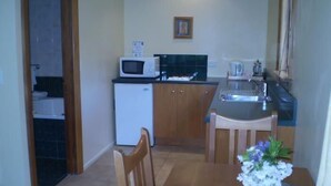 32-inch flat-screen TV with digital channels, TV - Harrogate Gardens Motel Hanmer Springs (Hanmer Springs)