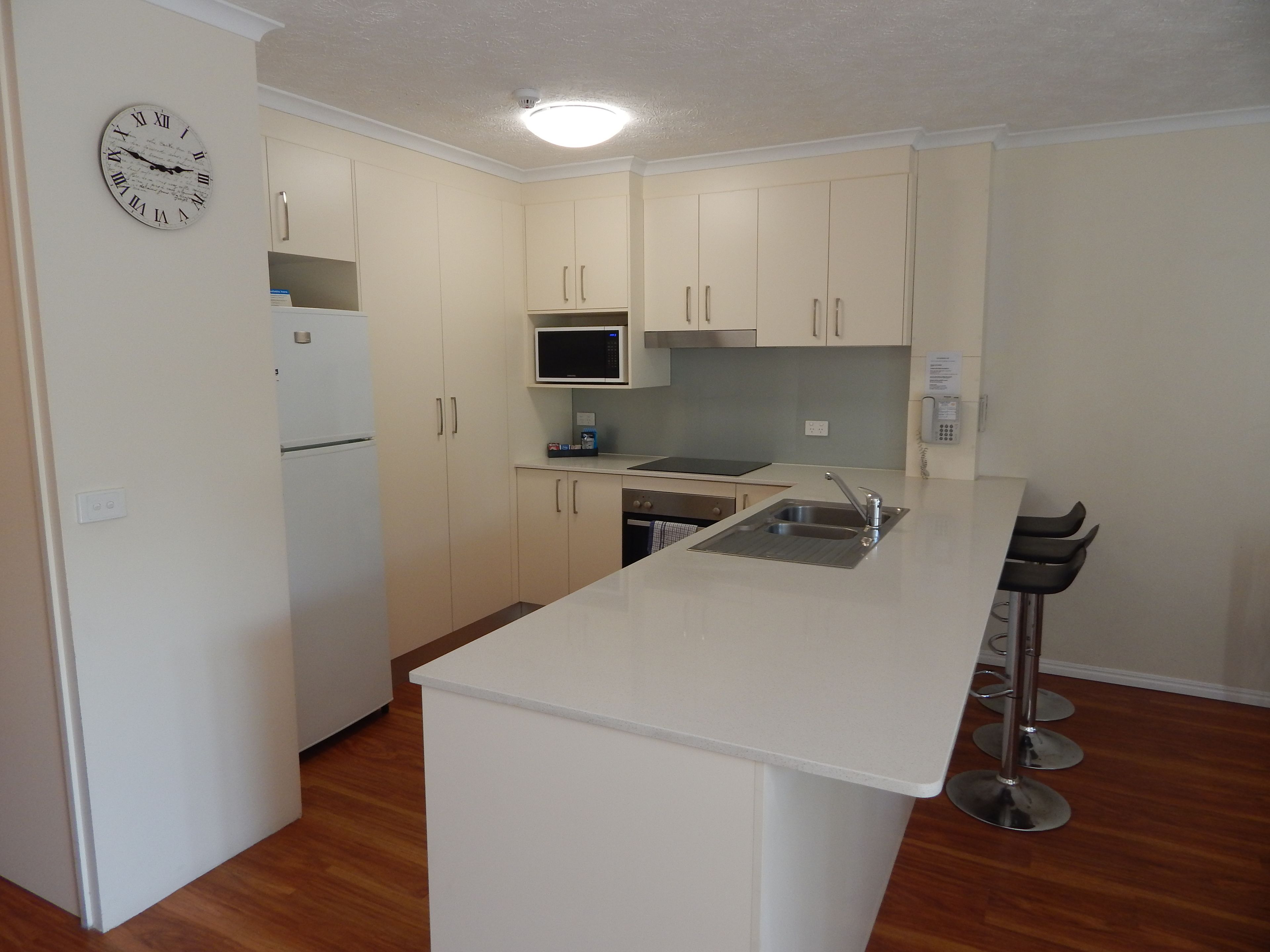 Refrigerador con freezer, microondas, horno, placa de cocina