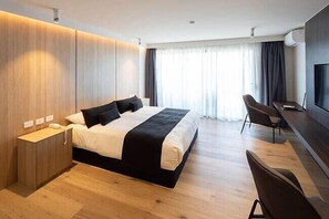Premium bedding, blackout curtains, iron/ironing board, free WiFi - Ocean Front at The Entrance (The Entrance)