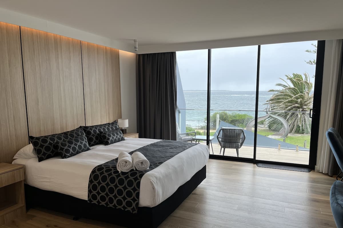 Phòng Deluxe, phù hợp cho người khuyết tật (First Level) | 1 phòng ngủ, bộ đồ giường cao cấp, màn/rèm cản sáng