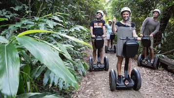 Un grupo de personas en segways en una zona boscosa.