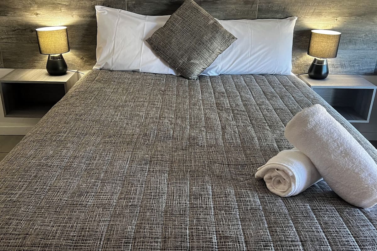 Camera Executive, 1 letto queen, non fumatori (Queen Double Studio) | Con stile personalizzato, una scrivania, ferro/asse da stiro, lenzuola