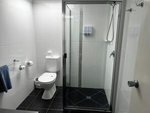 Bathroom shower - Y Motels Gympie (Monkland)