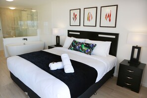 Bàn, phòng cách âm, bàn ủi/dụng cụ ủi quần áo 