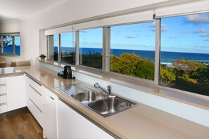Family Apartment, 2 Bedrooms, Ocean View | Private kitchen - Narrowneck Court (Surfers Paradise)