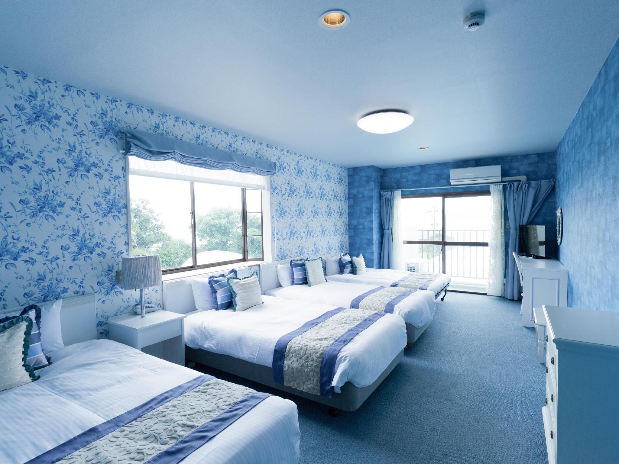 Meja kerja, tirai kedap cahaya, Wi-Fi gratis, dan seprai linen