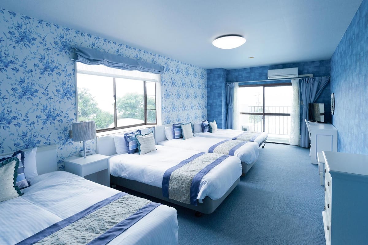 Desk, blackout drapes, free WiFi, bed sheets