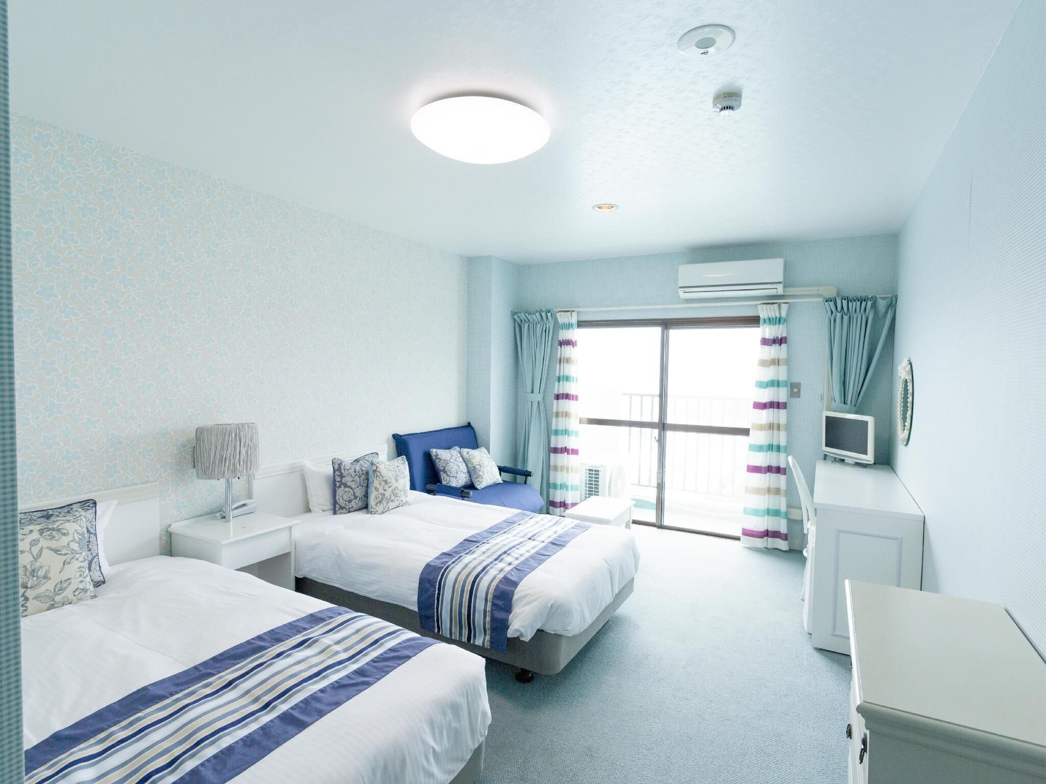 Meja kerja, tirai kedap cahaya, Wi-Fi gratis, dan seprai linen